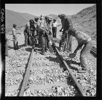 [Trabajos en la línea férrea que transporta el mineral de hierro]