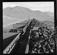 [Mineral listo para depositarlo en los vagones ferroviarios]