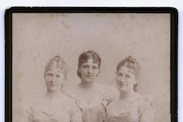 [Tres mujeres no identificadas]