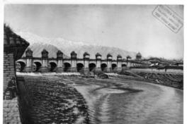 [Puente de Cal y Canto y el tajamar, vista panorámica con el río]