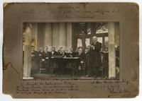 El Ministro de Instrucción Pública, don Fanor Paredes, lee su discurso ante el Presidente Barros Luco, en el atrio interior del antiguo Templo de Las Claras : [Colocación de la primera piedra del edificio actual de la Biblioteca Nacional, el 24 de agosto de 1913]