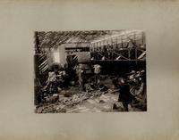 [Oficina salitrera: Obreros en sus faenas, en las instalaciones de maquinaria]