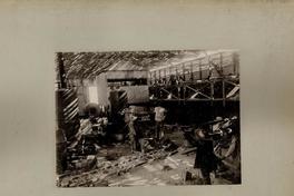 [Oficina salitrera: Obreros en sus faenas, en las instalaciones de maquinaria]