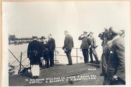 El delegado chileno se dirige a bordo del Ucayali a saludar a Santander