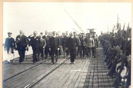 [Los delegados peruanos se dirigen a la casa del general Pershing]