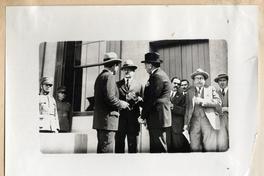 [Agustín Edwards, Pershing y Freyre y Santander, conversando a la salida de una reunión]