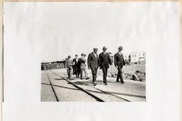 [Agustín Edwards, Pershing y Lassiter en dirección al muelle en donde se embarcó Pershing de regreso a A E. U.]