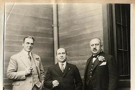 [Luis Arteaga al centro junto con hombres no identificados]