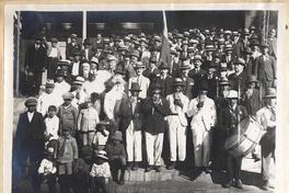 [Nativos de Lluta en una manifestación con su banda de músicos en homenaje a extranjeros que visitaban la zona]