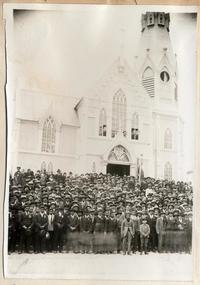 [Bendición del estándarte que obsequiará a los nativos el ministro Matte Gormaz, a la salida de la catedral de San Marcos en Arica]