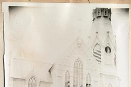 [Bendición del estándarte que obsequiará a los nativos el ministro Matte Gormaz, a la salida de la catedral de San Marcos en Arica]