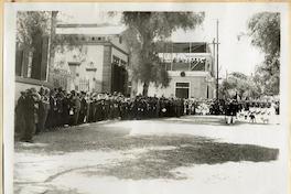 [21 de Mayo en Arica, desfile frente a la gobernación]
