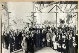 [Grupo de personas en reunión no identificada, al medio se distingue a Agustín Edwards]