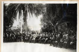 [Asistentes a la conmemoración del 7 de junio, Toma del Morro de Arica, sentados en primera fila Agustín Edwards y Luis Arteaga]