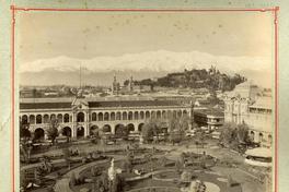 [Plaza de Armas de Santiago, al fondo Cerro Santa Lucía, panorámica]