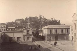 [Calle Agustinas, plazuela del Teatro Municipal, al fondo el Cerro Santa Lucía]