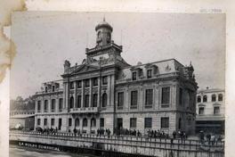 [Edificio : Comandancia y Circulo Naval, a orillas del mar. Por detrás se ve la estación de ferrocarriles, Valparaíso]