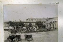 [Plaza Echaurren, con carruajes al costado de la plaza en Valparaíso]