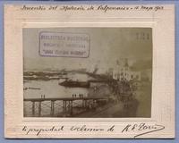 [Vista del malecón de Valparaíso, del incendio del 12 de mayo de 1903, se divisan humaredas y el muelle]