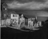 [Vista del pueblo de Achao, se aprecia la torre de una iglesia y la bahía]