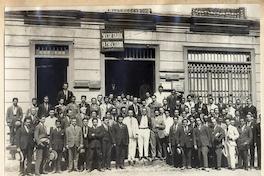 [Grupo de personas a la salida de la Secretaría Plebiscitaria, norte de Chile]