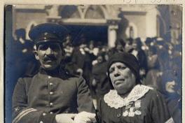 [Militar acompañado de una mujer]