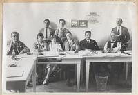 [Grupo de personas en mesa de votación]