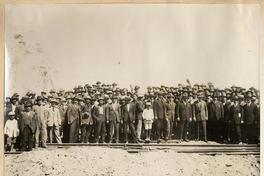 [Jefes de la importante firma Franke Jullian y Cía. El día que uno de los socios llega a Arica a visitar las obras. El personal fue al muelle a recibirlo]