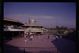 Jóvenes en la pista de patinaje en el Shopping Los Cobres de Vitacura.