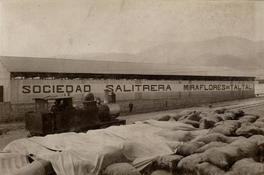 Edificio de la Sociedad Salitrera Miraflores de Taltal, locomotora y salitre envasado en sacos