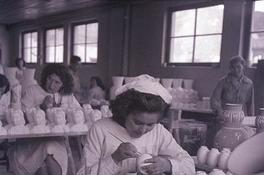 Niñas ceramistas trabajan en la decoración de objetos de cerámica. Fábrica de Cerámica de Lota, sección decorado