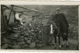Hombre a caballo y dos personas de excursión en Lagunillas, hacia 1947