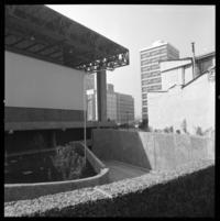 Frontis y alrededores del edificio de la Unctad III (Gabriela Mistral)