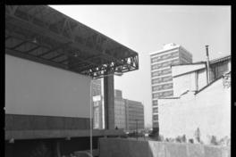 Frontis y alrededores del edificio de la Unctad III (Gabriela Mistral)