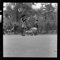 [Mujer con sus dos hijos] : Quinta Normal