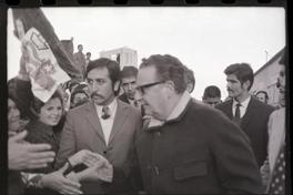 [Allende junto a su comitiva saluda al público que lo ovaciona] : Nave Sierra Maestra en Talcahuano