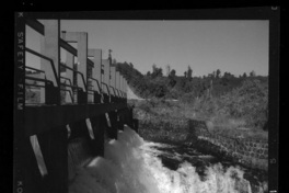 [Cinco Compuertas que permiten regular el paso de las aguas por las tuberías]