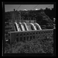 Aspectos de la central y su entorno : edificio de 10.000 m2 y las 5 tuberías de 52 m. de longitud, 3 de ellas tienen 2,30 m. de diámetro y las restantes 3,70 m. diámetro