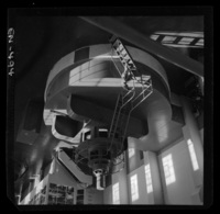 Interior de la casa de máquinas, se aprecian algunos de sus cinco generadores