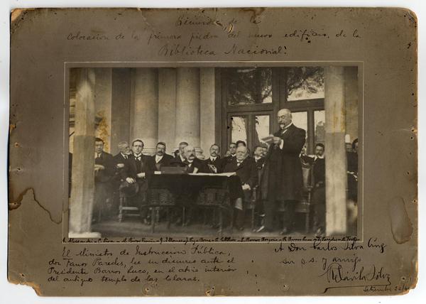 El Ministro de Instrucción Pública, don Fanor Paredes, lee su discurso ante el Presidente Barros Luco, en el atrio interior del antiguo Templo de Las Claras : [Colocación de la primera piedra del edificio actual de la Biblioteca Nacional, el 24 de agosto de 1913]