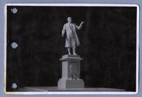 [Maqueta de la estatua de pie, de Don Arturo Alessandri Palma]