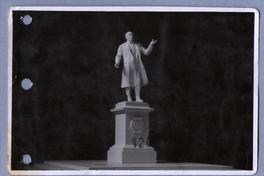 [Maqueta de la estatua de pie, de Don Arturo Alessandri Palma]