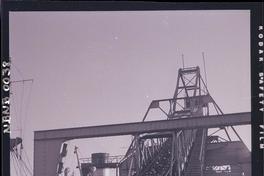 [Carbón conducido por la cinta transportadora hasta el cargador móvil, instalado en el extremo del muelle de embarque]