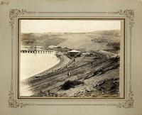 [Vista general de terminal marítimo, con vías de ferrocarriles y la maestranza]