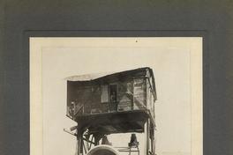 [Trabajadores junto a una estructura hidráulica, antes de su instalación]