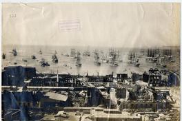 [Vista panorámica de la bahía de Valparaíso después del terremoto en 1906, se observan edificios destruídos, y barcos en el mar]