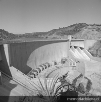 Vista de la estructura de la presa de la Central Hidroeléctrica Rapel, hacia 1960.