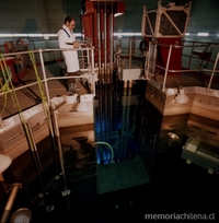 Científico junto al reactor del Centro de Estudios Nucleares La Reina, hacia 1960.