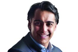 [Fotografía oficial de Marco Enríquez-Ominami con el puño en el corazón]