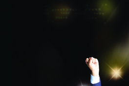 [Fotografía oficial de Marco Enríquez-Ominami con el puño en alto]